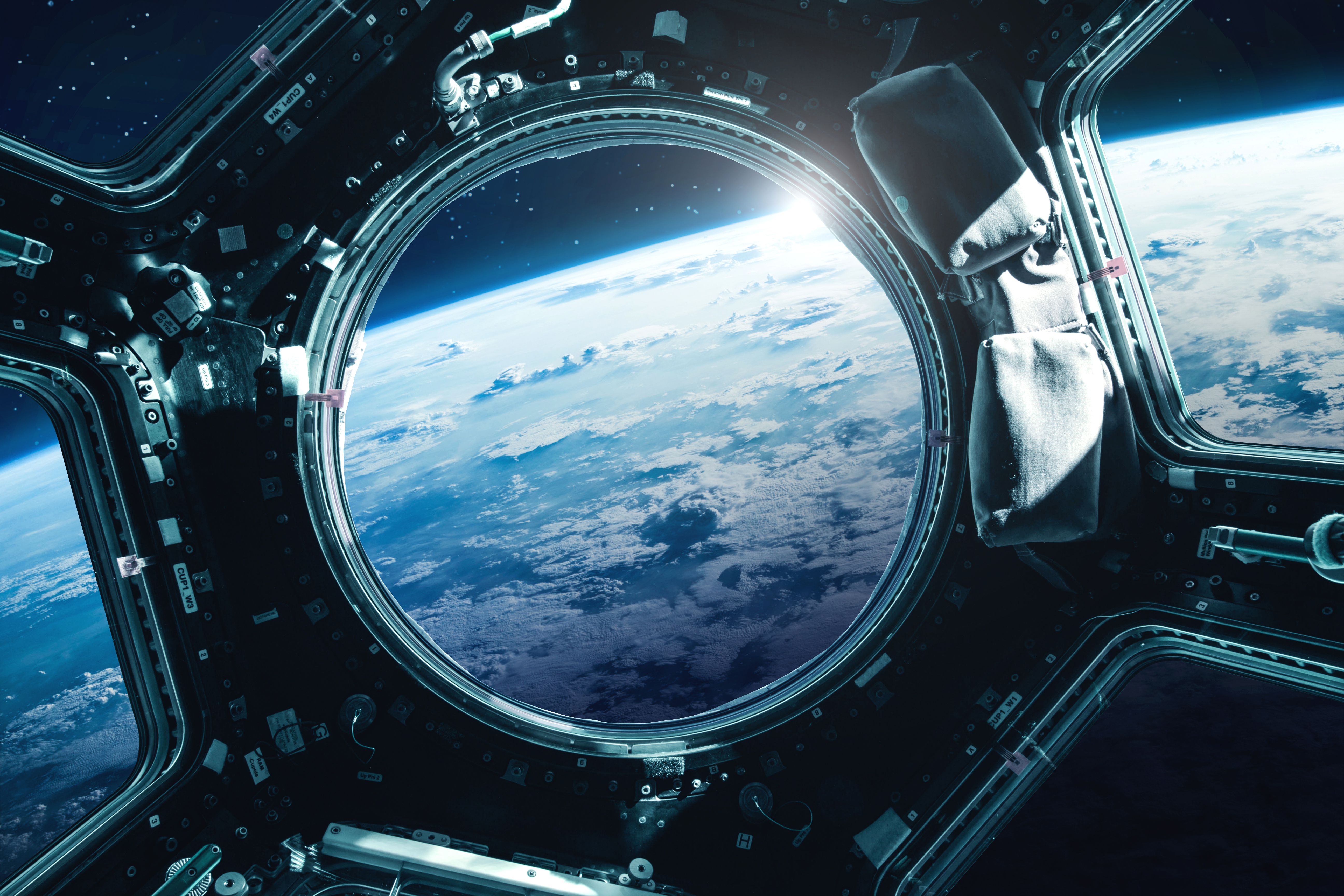 Closing space. Иллюминатор космического корабля МКС. Космонавт МКС иллюминатор. Вид из иллюминатора МКС. Хромакей иллюминатор МКС.