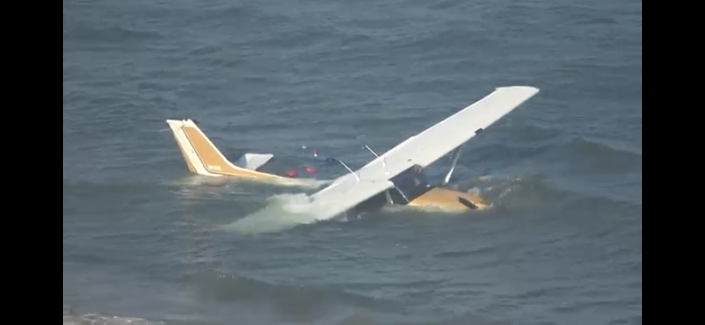 Самолет падает в воду. Тонущий самолет. Самолеты упавшие в океане. Самолет упал в океан.