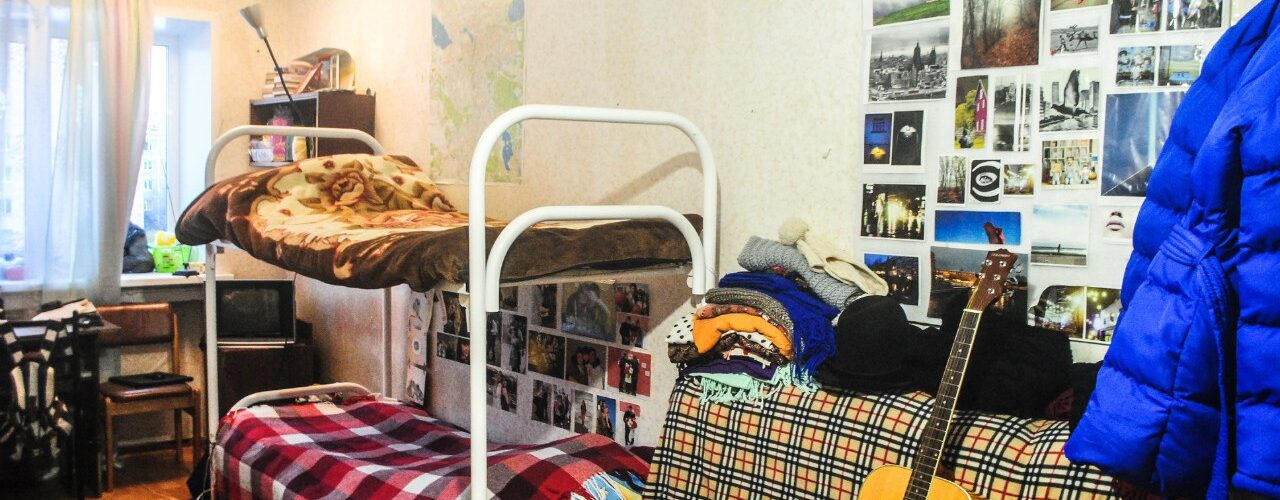 Можно ли жить отдельно в 16 лет. Общежитие Серго Орджоникидзе. Студенты в общаге. Проживает в общежитии. Требования к общежитиям.