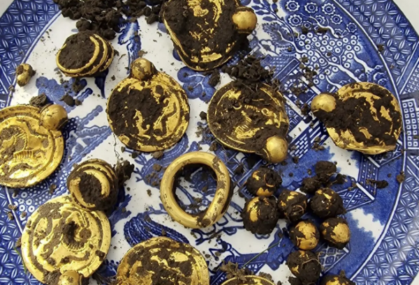 Клад с золотыми сокровищами обнаружил искатель металлов в Норвегии
