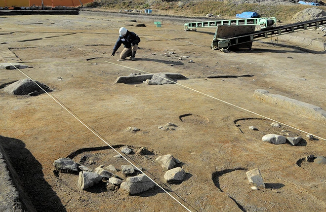 Руины древней столовой. Ученые реконструируют храмовый комплекс VIII века