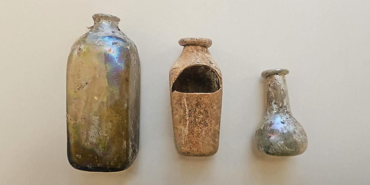 Штофы и аптечные пузырьки. В центре Москвы обнаружена коллекция посуды XVIII века