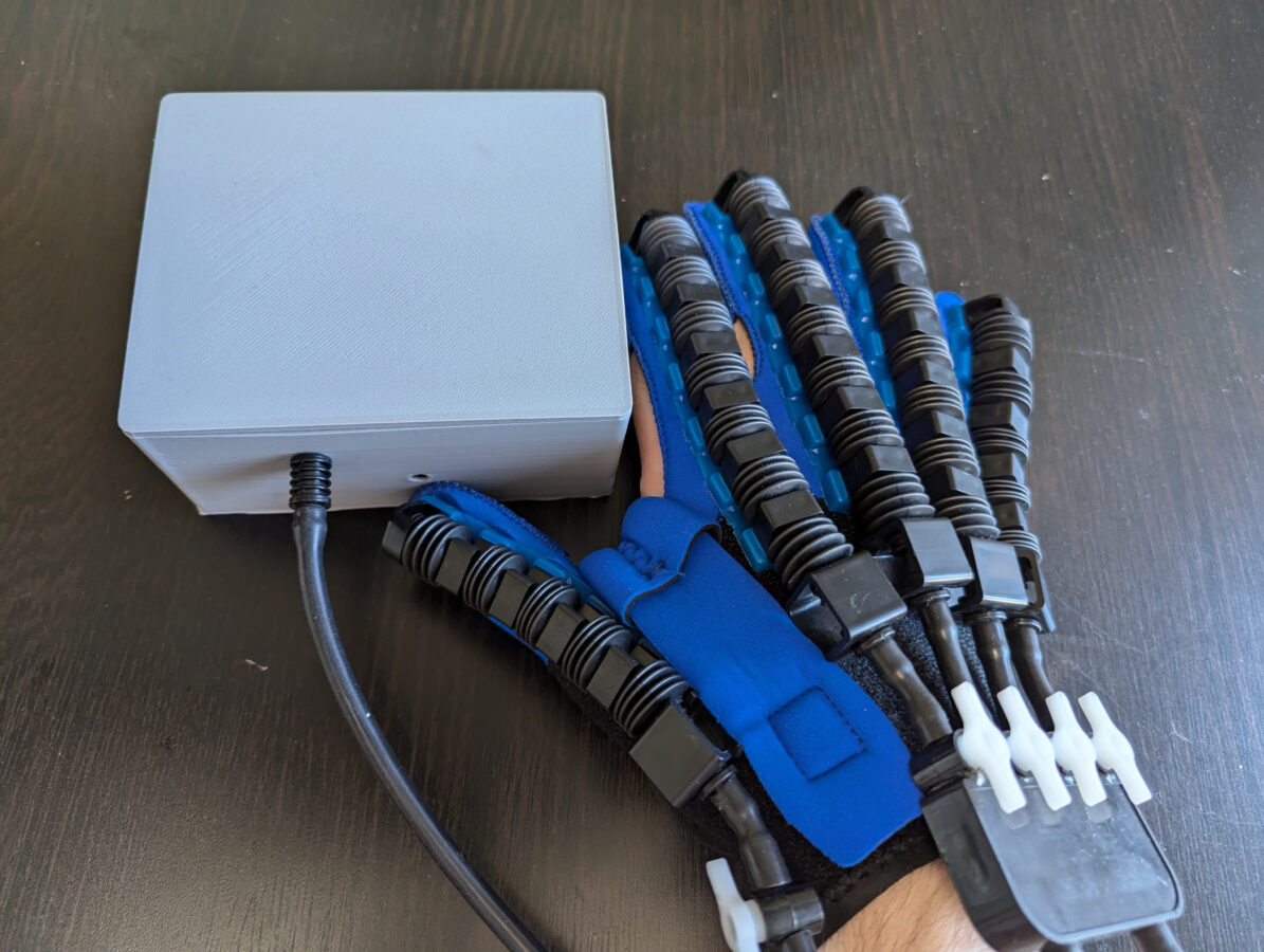 Экзоперчатка в действии. Разработка студента поможет вернуть полноценную жизнь людям, пережившим инсульт