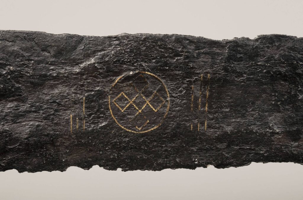 Клинок со священными символами. Уникальный артефакт возрастом 1000 лет обнаружен в Нидерландах