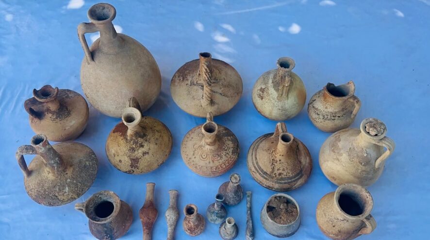 Высеченная в скале. Благодаря обрушению на дороге обнаружена древняя гробница с ценными артефактами