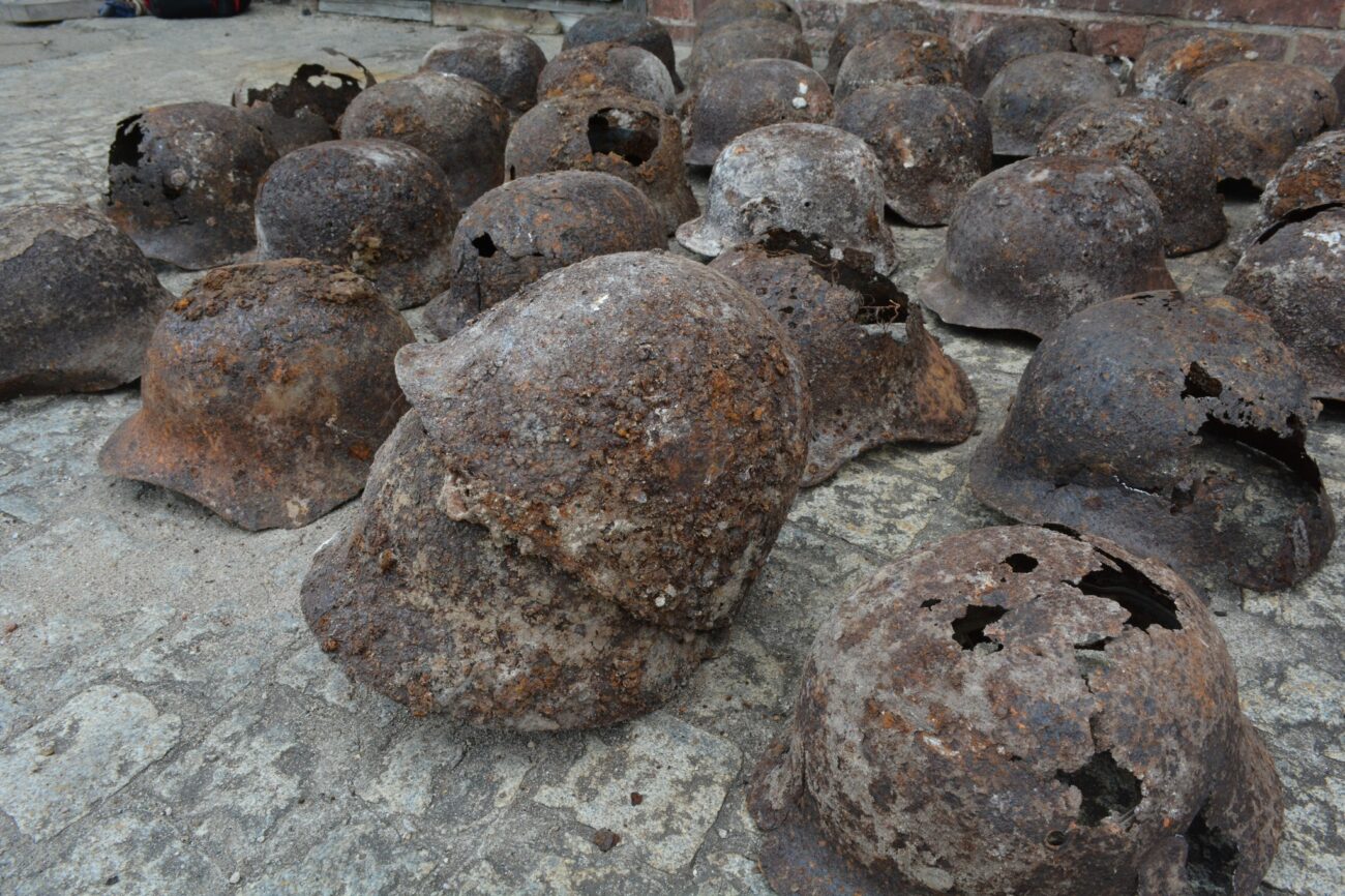 Эхо войны. В польском Вроцлаве обнаружено более 50 касок, пролежавших в земле более 80 лет