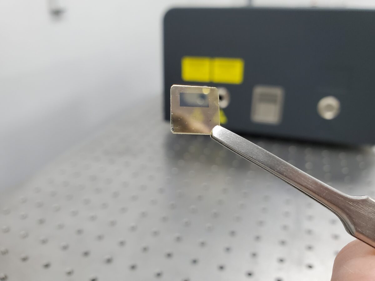 Нанорешетки улучшили прозрачность материала для «умных» окон