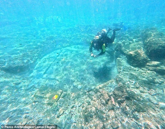 Под водой у Неаполя. Здесь развлекались Цезарь, Нерон и Цицерон
