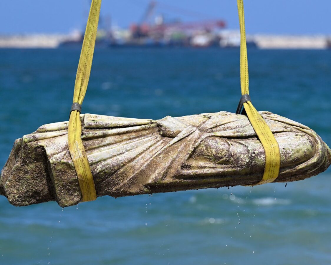 Сфинкс, монеты и статуи. Останки затонувшего города возрастом 2000 лет подняты из моря у побережья Александрии