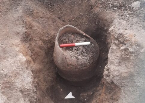 Перевернутая урна и кремированный прах: загадочное захоронение бронзового века обнаружили археологи