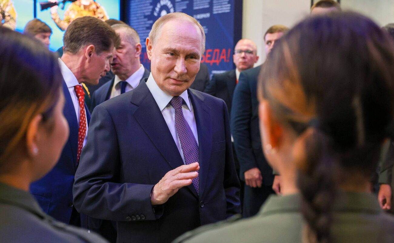 Языковое пространство. Президент РФ Владимир Путин оценил экспозицию от преподавателя ДВФУ