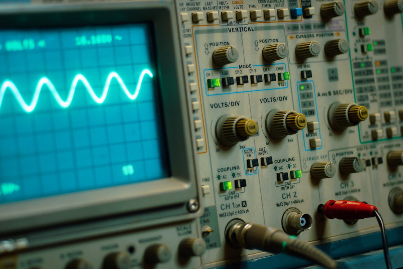 Эффект насыщения: почему самые мощные радиоволны не могут раскачать ионосферу сильнее