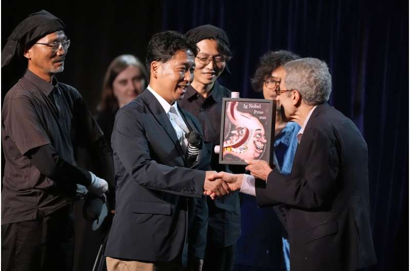 Захмелевшие летучие мыши и коровы в полосочку: в Бостоне вручены Шнобелевские премии 2025 года