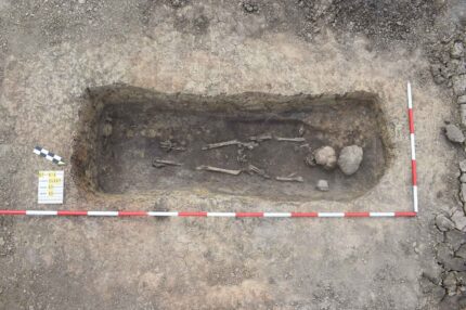 Украшения с уникальным декором. В захоронении молодой женщины обнаружены браслеты, кольца и фибулы