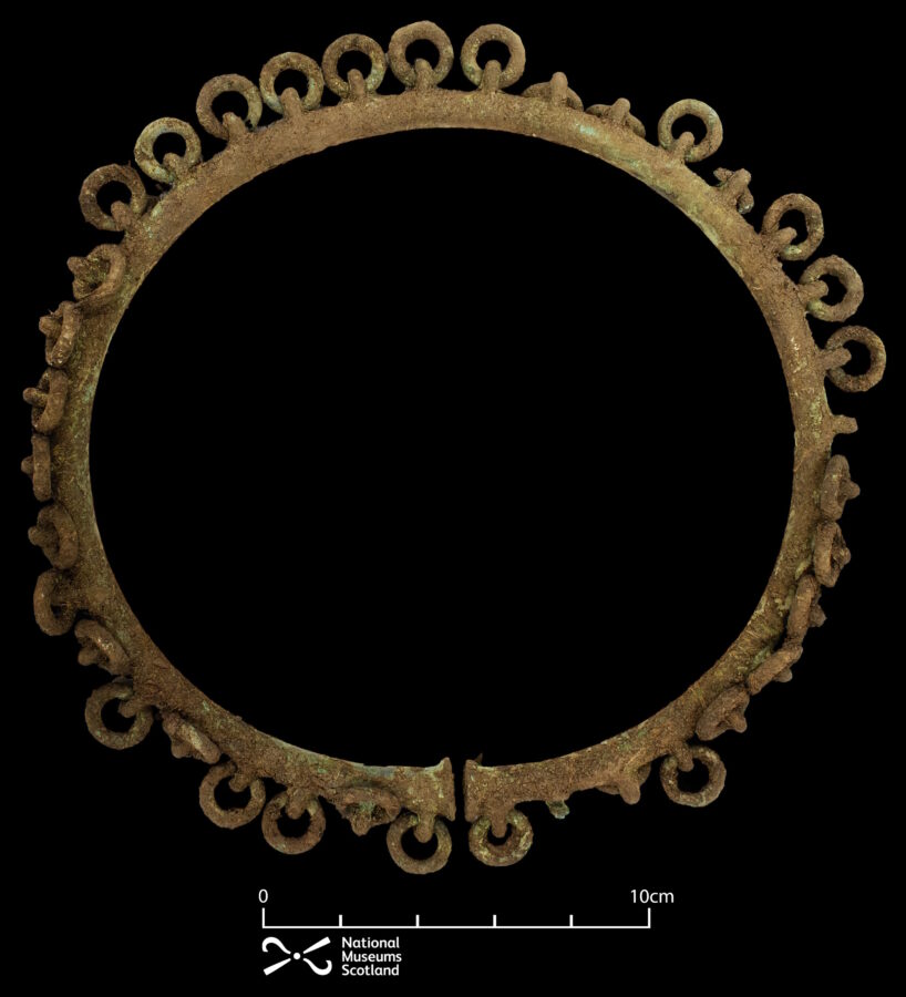 Предназначение украшения неизвестно: тайна клада, найденного в круглых домах