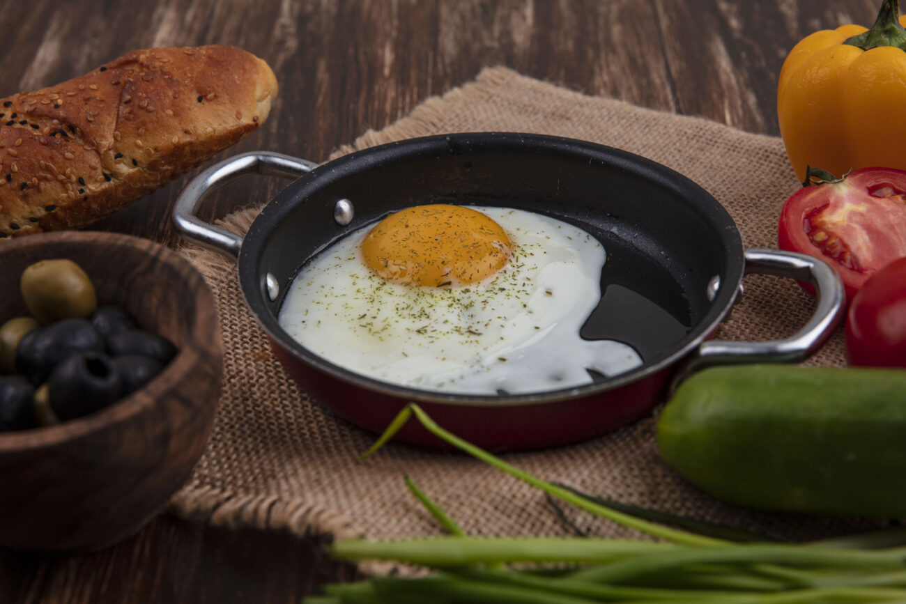 Все дело в количестве. Эксперт назвала число яиц, способствующее исчезновению холестериновых бляшек