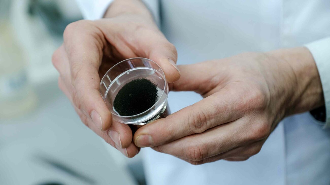 Ученые раскрыли секрет твердых катализаторов: химические процессы станут экологичнее