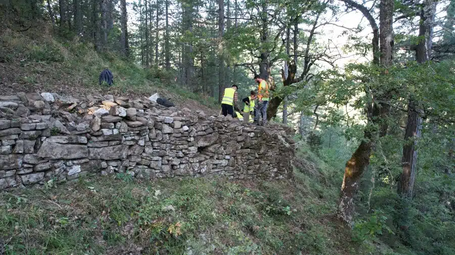 В самом сердце гор. Окруженное мощными стенами древней крепости поселение обнаружено в Греции