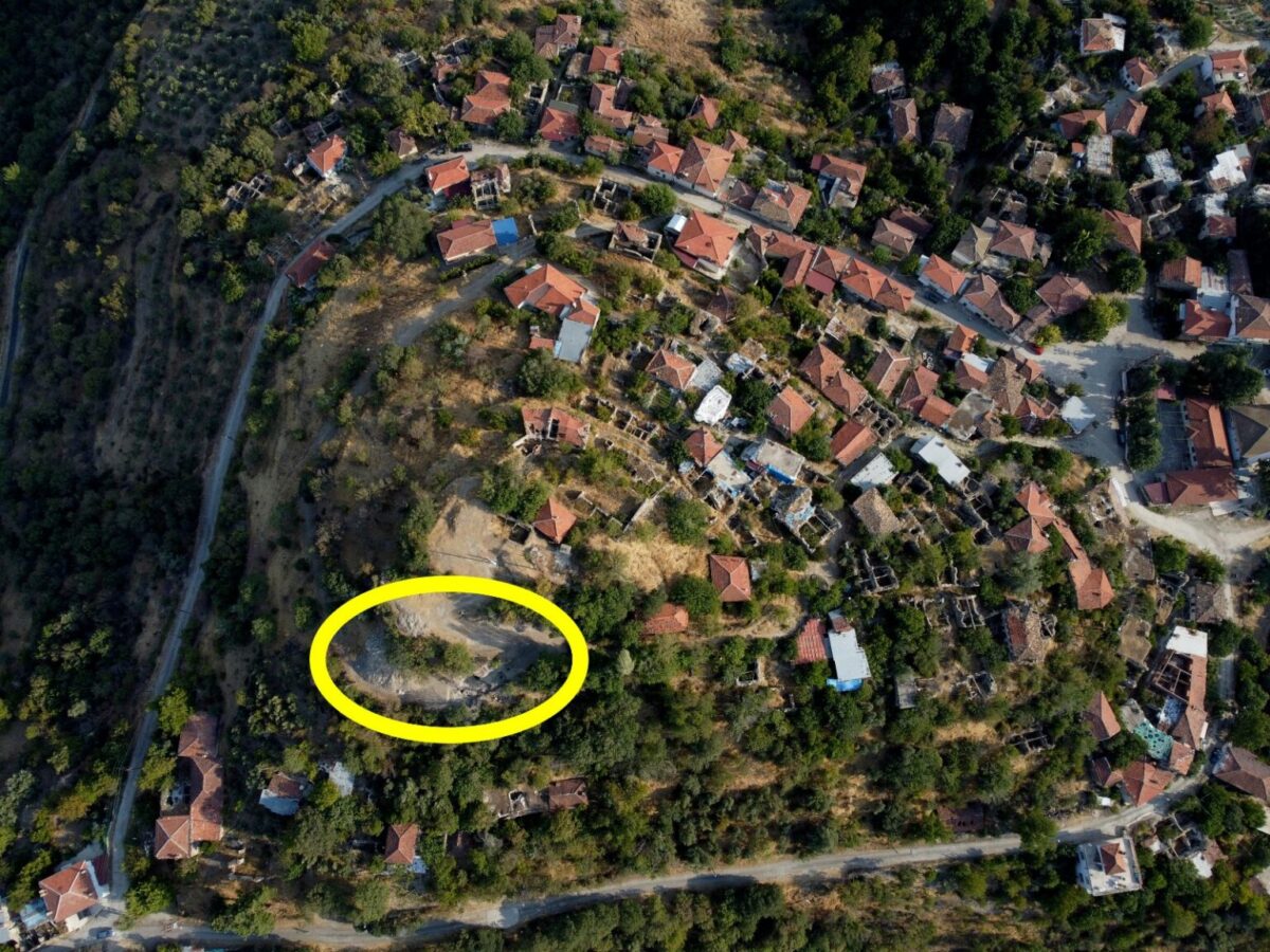 Монументальное святилище. В древнем акрополе найдено культовое место, служившее для ритуалов