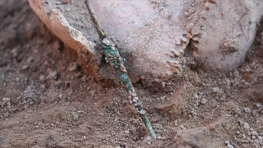 Верования эпохи бронзы: гарпунный наконечник в могиле охотника и браслеты в захоронении ребенка