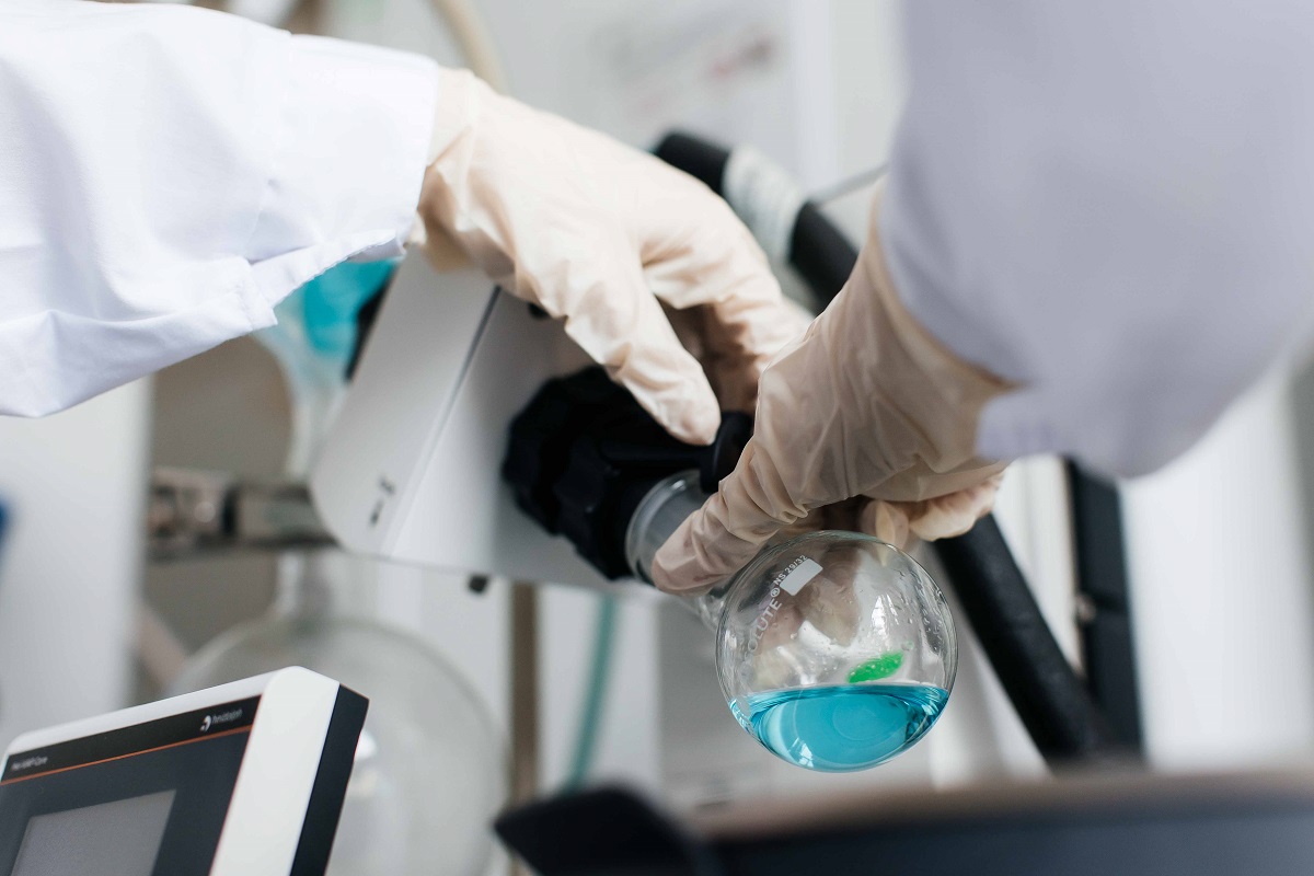 Экологично и экономично. Ученые научились использовать воздух для получения ценной основы для лекарств