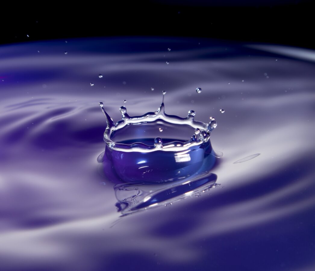 При ударе о поверхность. Исследователи выяснили, как у капель воды появляется корона