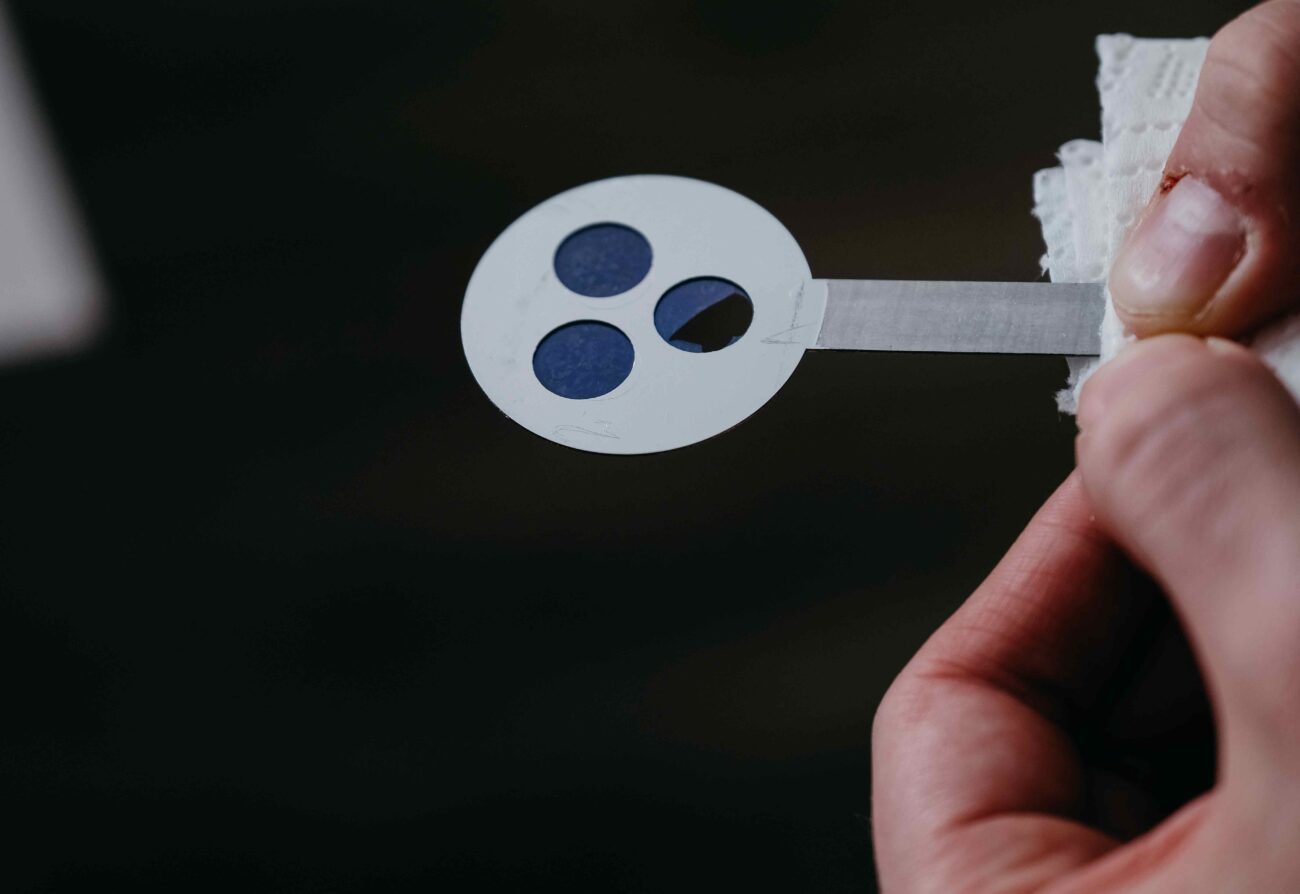 Универсальный оптический фильтр: новые возможности управления фотонными кристаллами