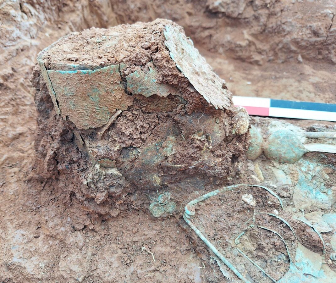 Гробницы с черепичными крышами. В уникальном захоронении найдены останки знатной дамы VII века до н. э.