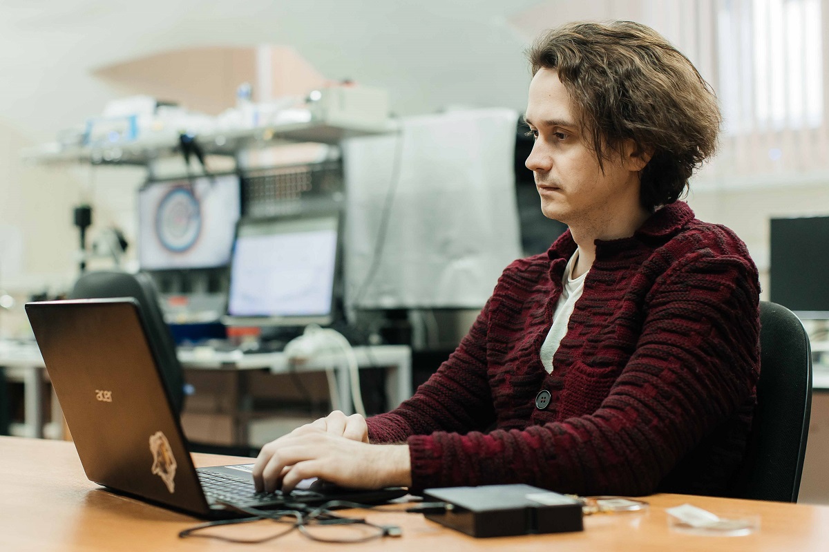 Методом лазерной обработки. Созданы гибкие датчики для дистанционного мониторинга деформаций и температуры