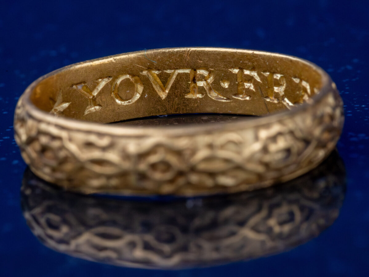 Прямых доказательств нет. Но ученые связывают золотой артефакт со знаменитым заговором