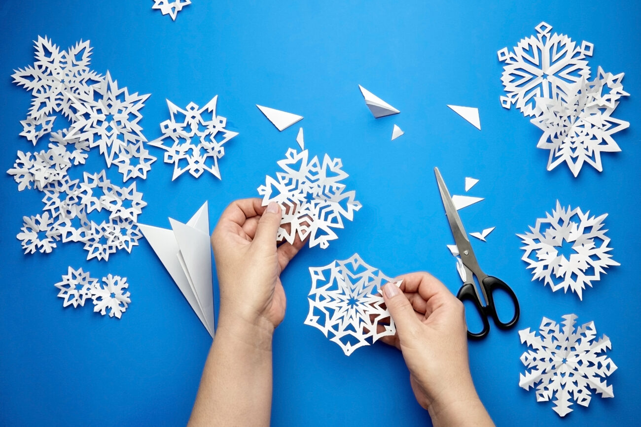 День вырезания снежинок из бумаги