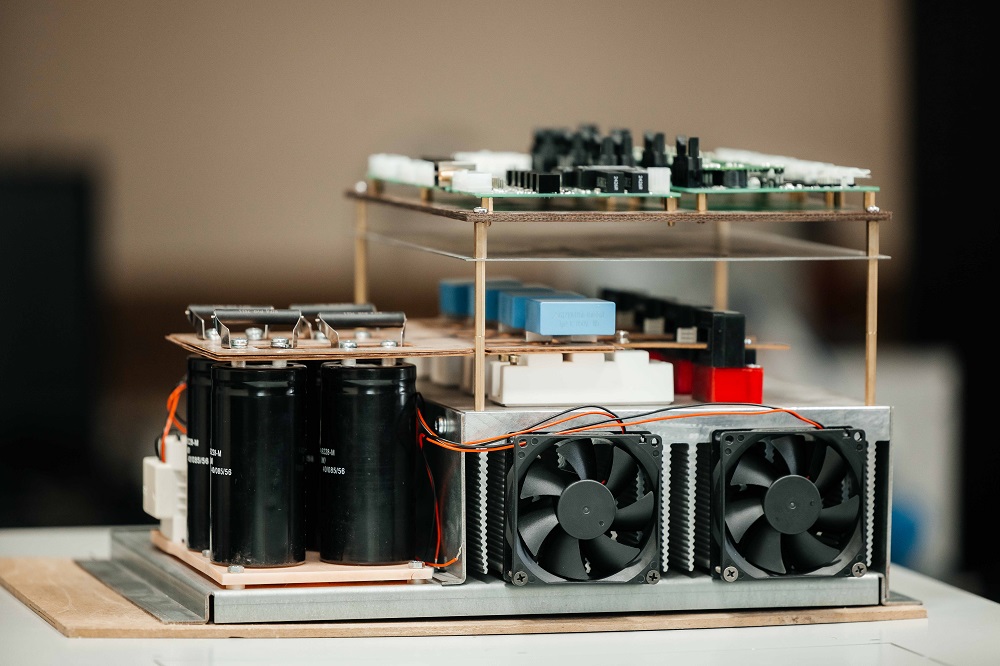 Новая модель трехфазного инверторного преобразователя: прибор сделает «зеленую» электросеть в два раза надежнее