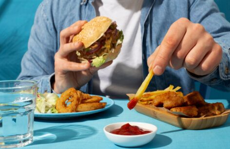 Вплоть до проблем с кожей. Специалист рассказала, почему опасно ужинать поздно вечером