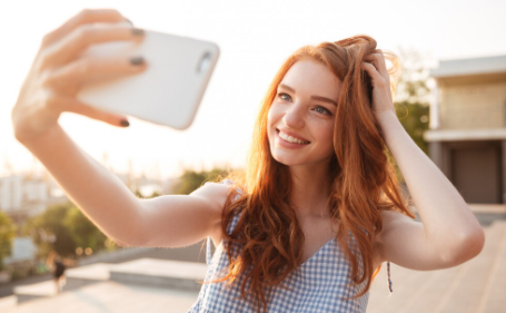 Психологи проанализировали селфи в соцсетях. И выяснили, от чего зависят идеалы красоты