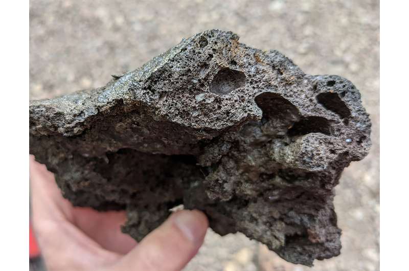 Шаг к разгадке происхождения жизни: минерал, который должен был мешать, но “выручил”