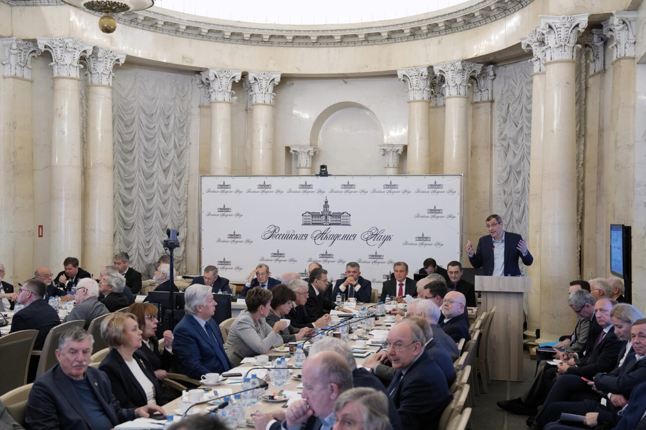 Чем угрожает нейросеть. Вопросы внедрения ИИ обсудили на Президиуме РАН