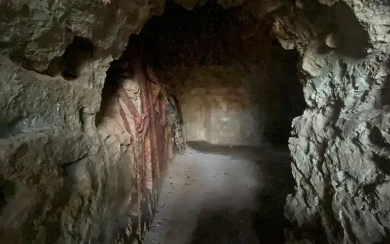 Расщелина в скале у живописного ущелья. Одно из наиболее интересных открытий сделано благодаря туристам