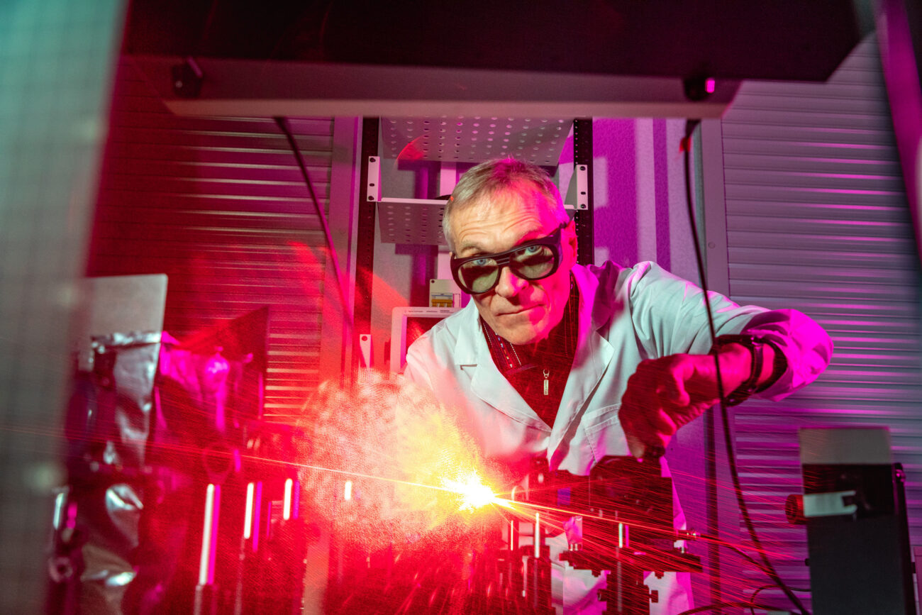 Для ускорения частиц и изучения свойств материалов. Создан метод генерации мощных многоцикловых импульсов