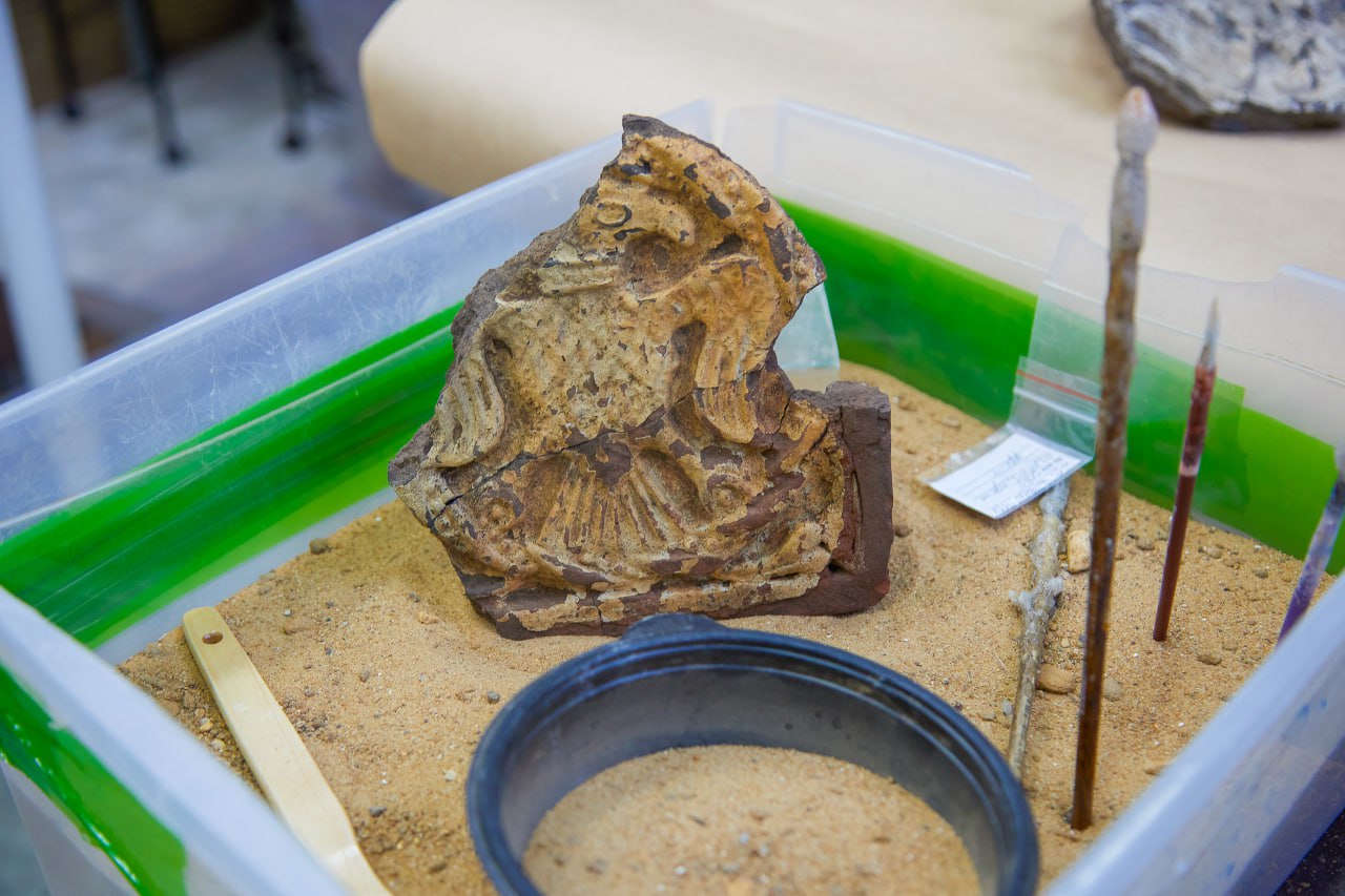 Двуглавых орлов нашли в центре Москвы. Археологи собрали целую коллекцию изображений гордых птиц