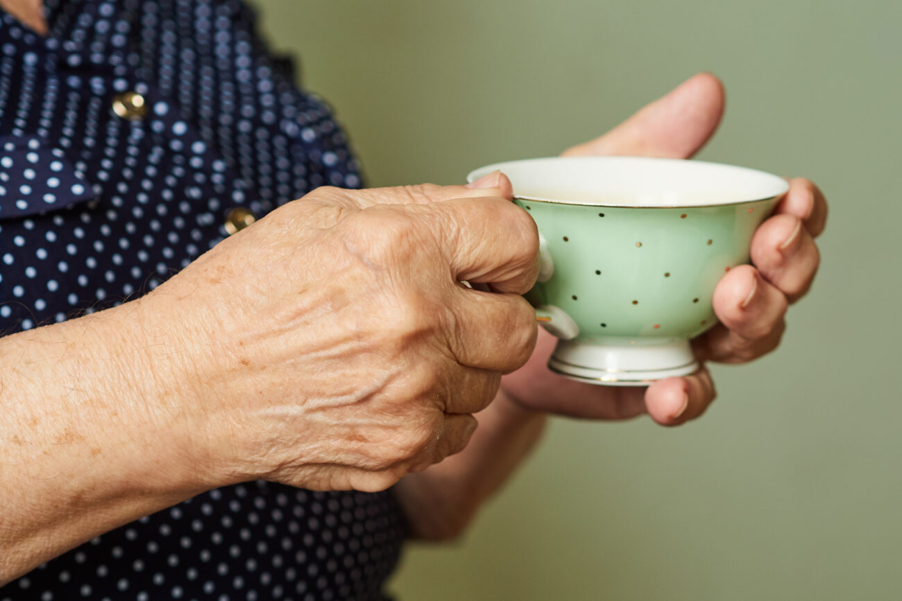 Чай или кофе после 65: что оказалось важнее для костей