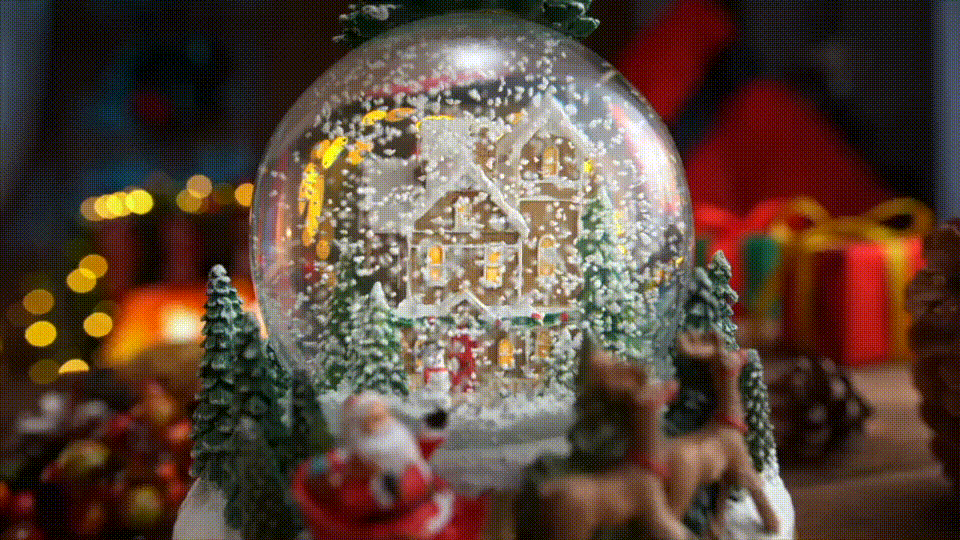 Новогоднее чудо на ладони: история снежного шара