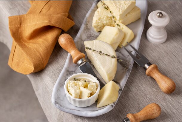 Сыр и масло. Ученые развенчали мнение о вреде жирных молочных продуктов для людей зрелого возраста