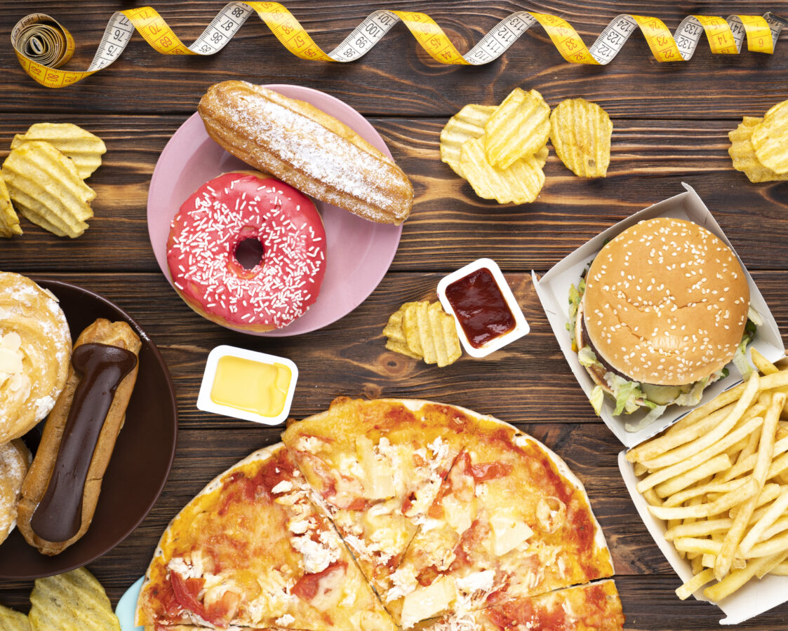 Вредная еда: иногда можно или никогда нельзя? Диетолог рассказал, каких правил питания придерживаться