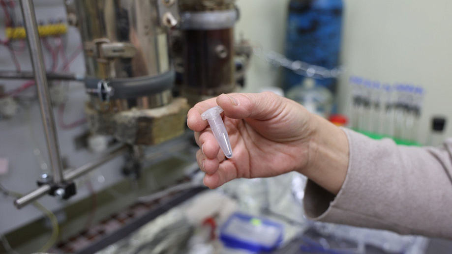 Исследование эффективности доставки лекарств через кожу: применение радиоуглеродного табака