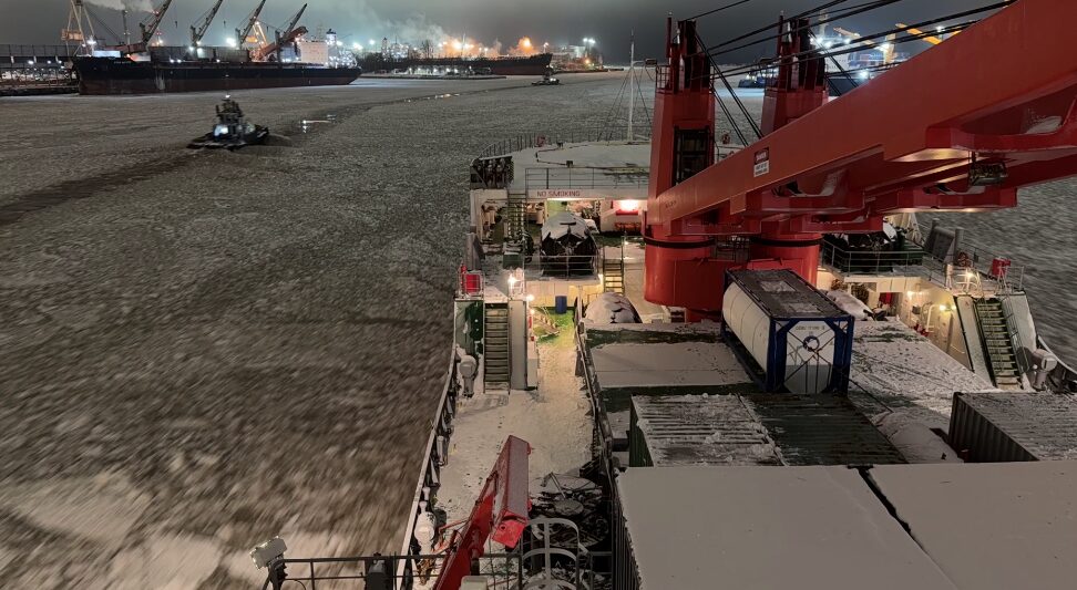 К берегам Антарктиды. В новый рейс отправилось научно-экспедиционное судно  «Академик Трёшников»