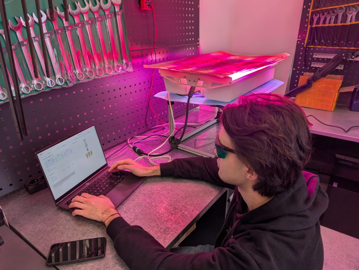 Разные сценарии света. Ученые разработали программу для управления спектром фитоосвещения