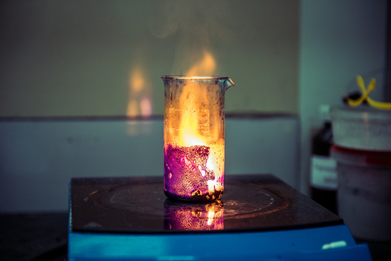 Альтернатива благородным металлам: ученые разработали дешевый и эффективный катализатор для нефтепереработки