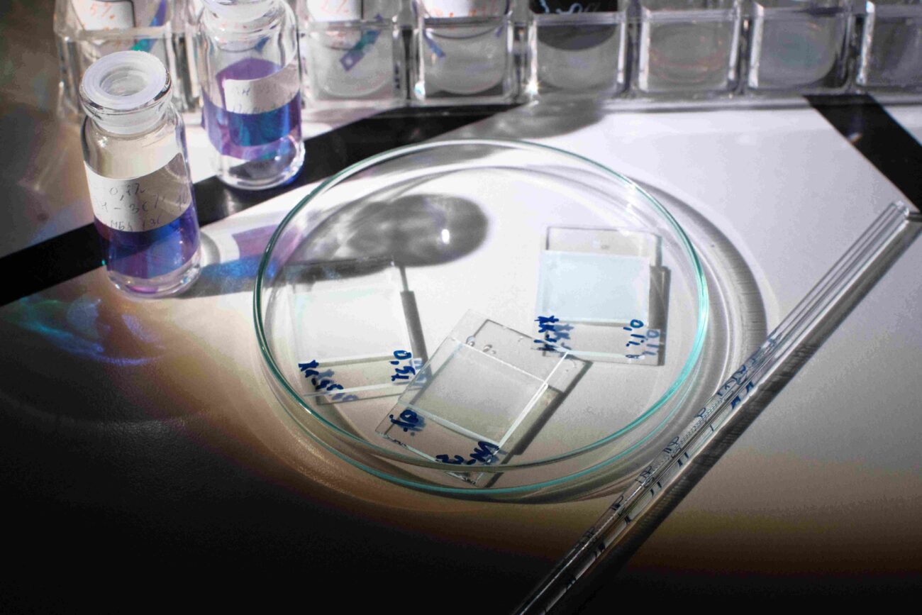 Улучшили ключевые характеристики. Найден способ сделать «умные» стекла более энергоэффективными и доступными