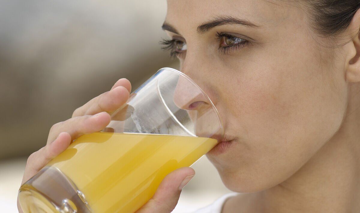 Ежедневный стакан сока может заметно повысить риск рака груди у женщин.