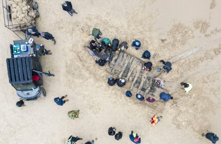 Гонка против волн. Захватывающая находка сделана на разрушенном штормом нудистском пляже